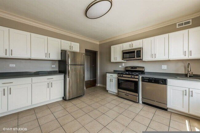 Building Photo - 3715 W Fullerton Ave