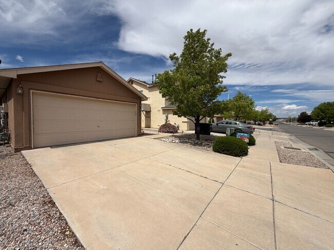 Foto del edificio - 3 Bedroom Single Story Available Near McMahon Blvd NW & Unser Blvd NW!