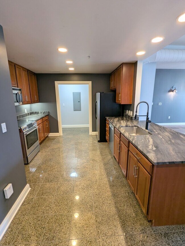 Building Photo - Spacious 1 Bedroom 1.5 Bathroom Downtown Condo