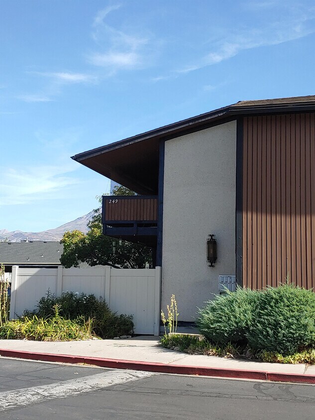 Foto principal - 249 W Garden Park Dr
