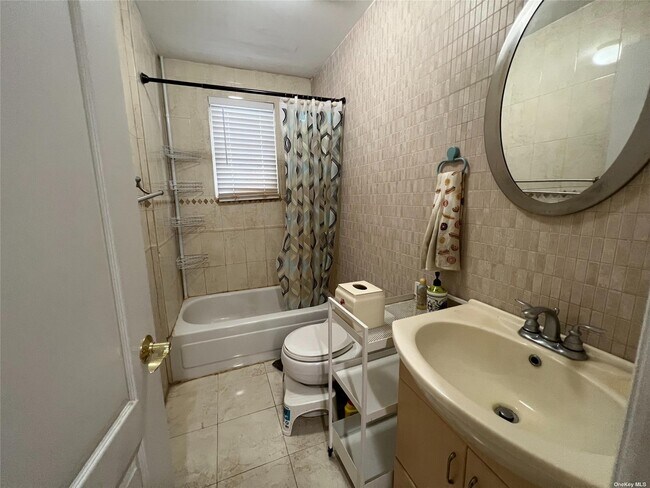Foto del edificio - 41-45-45 248th St
