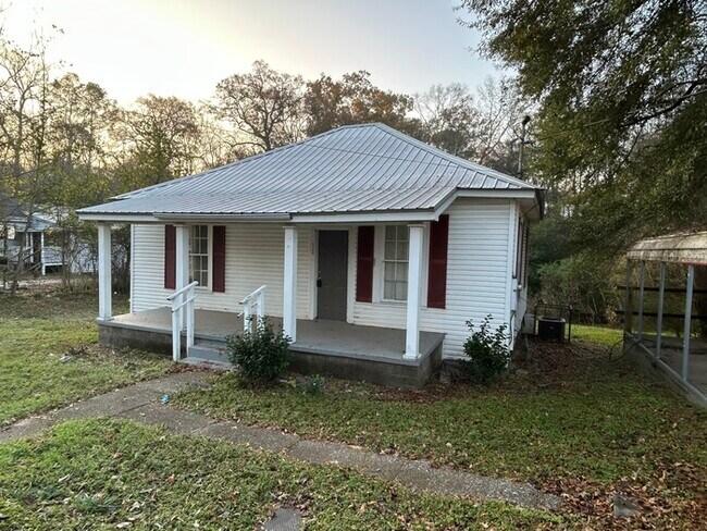 Foto del edificio - Move-in Ready 3 bathroom 1 bath gem located in Tuscaloosa Alabama