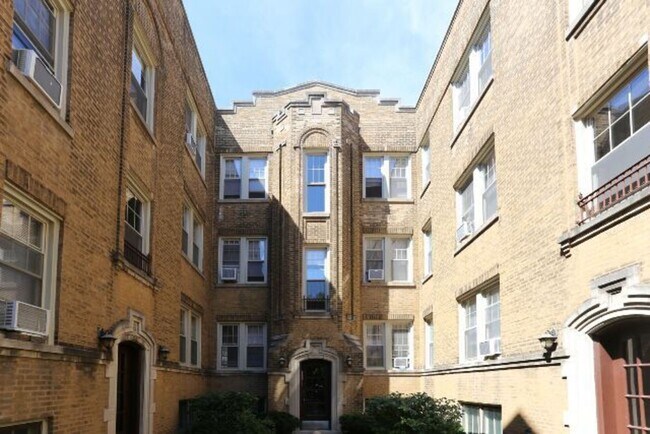 Building Photo - 2208 W Ainslie St