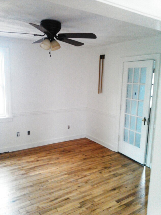 Building Photo - 3 BR / 1.5 BA Cute Cape Cod with a garage for Rent in Lakeside!