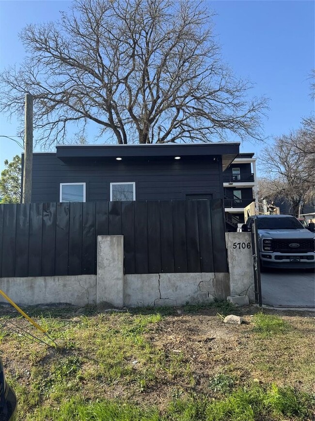 Foto del edificio - 5706 Melody Ln