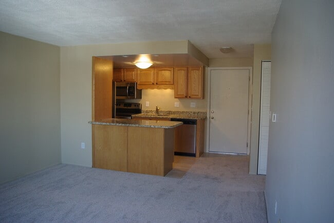 Dining Area Entry - 1008 N Corona St