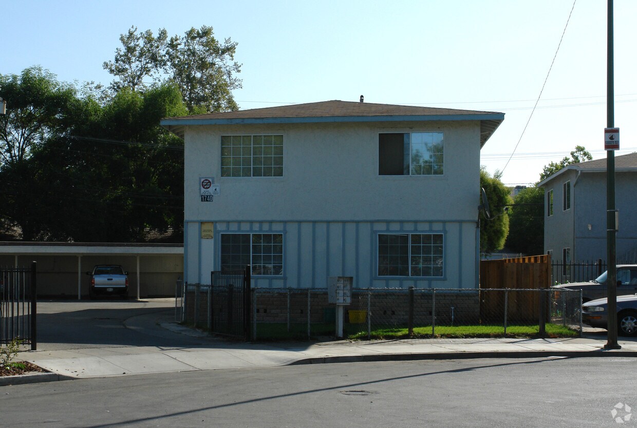 Building Photo - 1740 Rock Springs Dr