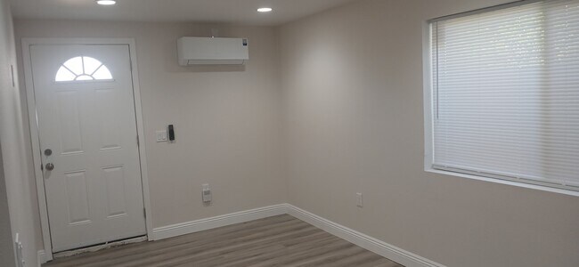 Building Photo - 1116 E 25th St