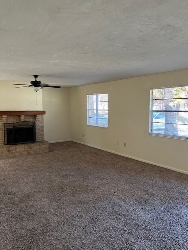 Foto del edificio - Nice 3-bedroom/2-bath home nestled in a gr...