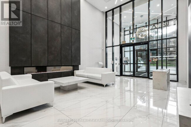 Building Photo - 15 Queen St S