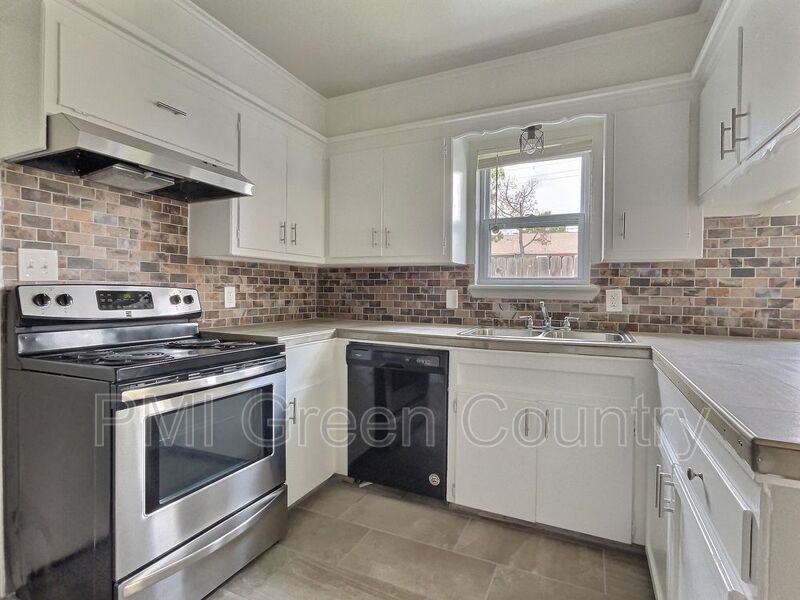 Primary Photo - 6120 S Madison Pl