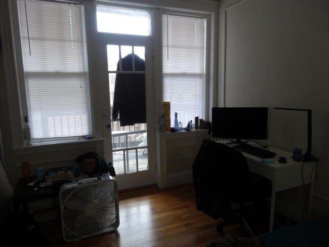 Building Photo - 2BR 1Bth unit. Heat/Hot Water included. Great location!