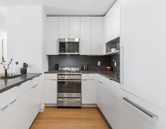Building Photo - 68 W 37th St