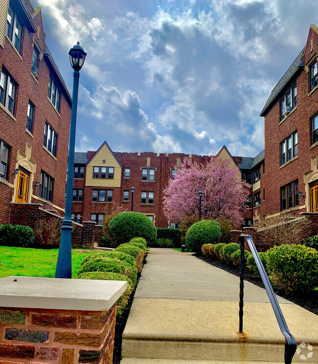 Beautiful Courtyard Views - Ridley Manor