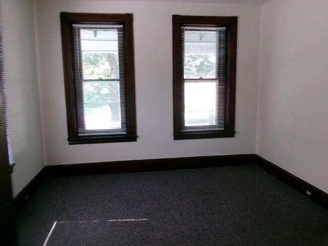 Building Photo - 833 W Walnut St