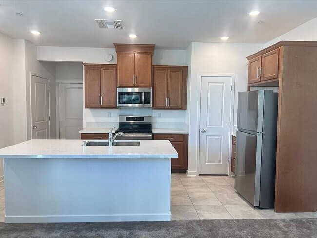 Foto del edificio - 5301 E Commerce Way