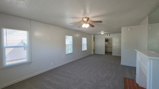 Foto del edificio - Spacious, Fresh, and Ready for Your Style: 3 Bed 2 Bath