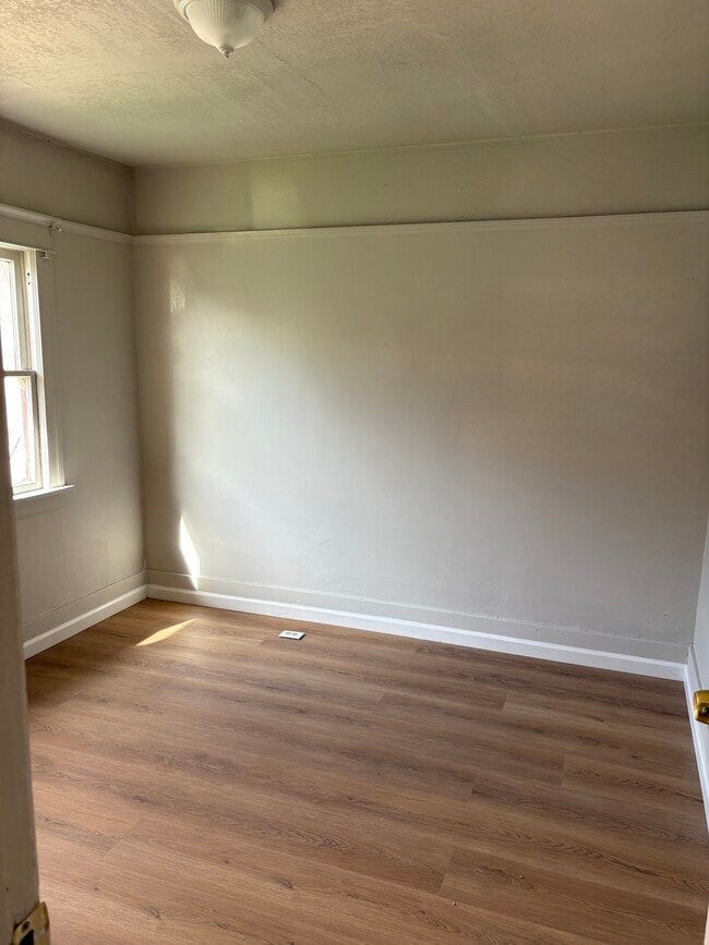 Building Photo - 601 W 74th St