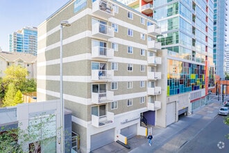Building Photo - Amantea Tower