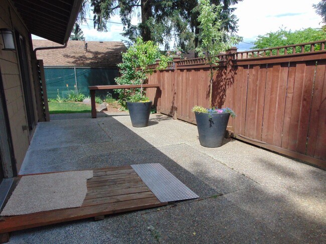 Building Photo - Charming and Unique 1 Bedroom Cottage in L...