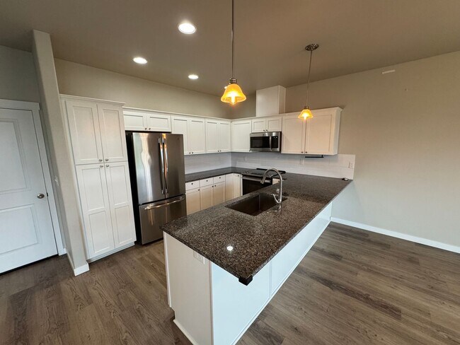 Foto del edificio - Stunning 3-Bedroom Home with Modern Comforts in a Quiet Neighborhood