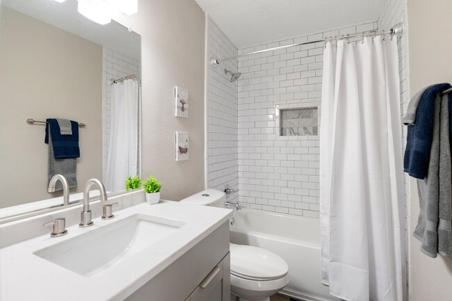 Baños renovados con bañeras y duchas - Mill House at East Cobb Apartment Homes