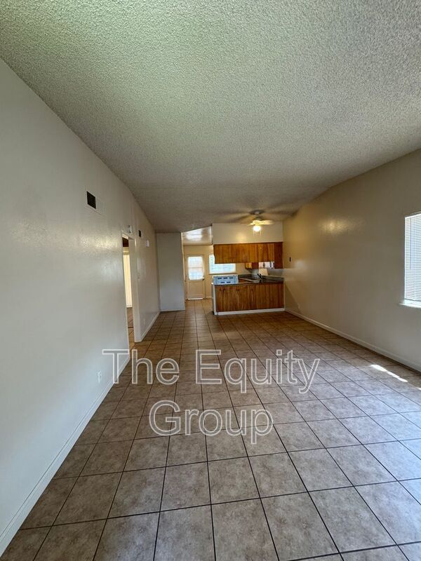 Building Photo - 1140 W Tulare Ave