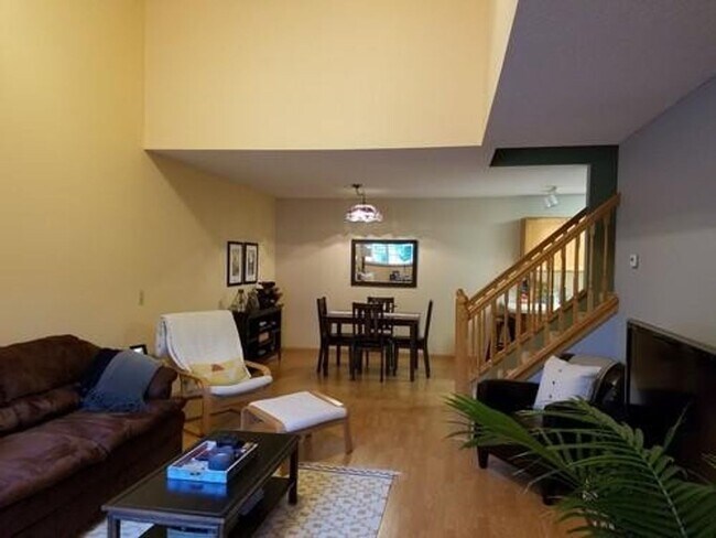 Foto del edificio - 2 Bed + Loft/1.5 Bath Townhouse- Great Location! Available June 1