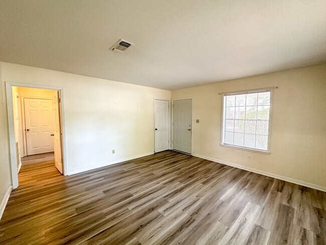 Building Photo - 2 bedroom 1 bath duplex available for rent...