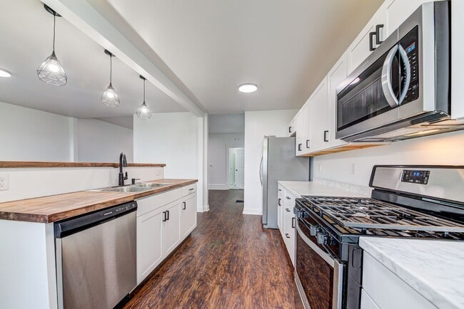 Building Photo - Available NOW- Completely RENOVATED 3 Bedr...