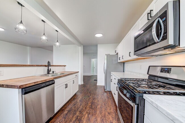 Foto del edificio - Available NOW- Completely RENOVATED 3 Bedr...