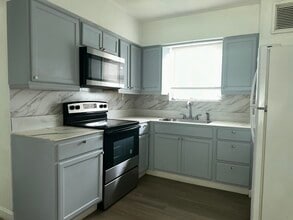 Building Photo - 425 SW 18th Ave