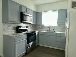 Building Photo - 425 SW 18th Ave