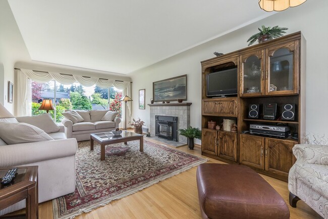 Building Photo - 8115 Strathearn Av