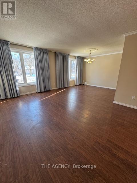 Photo du bâtiment - 63 Centre St E