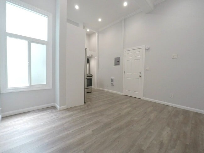 Building Photo - 518 7th St