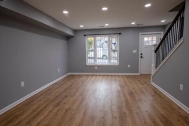 Building Photo - Lovely 3 BR/3.5 BA Townhome in Brentwood!