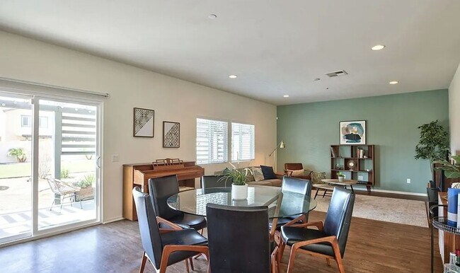 Foto del edificio - Stunning 5 Bed/3 Bath Home With Spacious L...