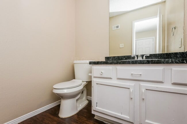 Foto del edificio - 5915 Shadydell Dr