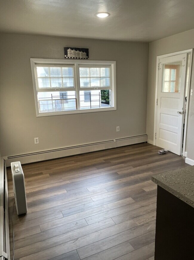 Foto del edificio - "4-Bed Home with spacious rooms in Wilkes Barre!"