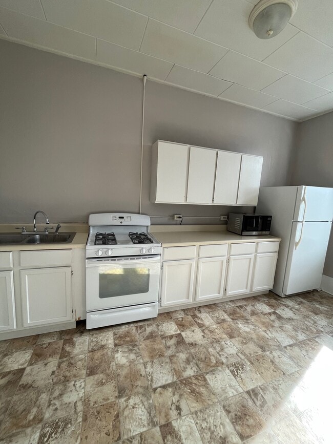 Building Photo - 315 Main St