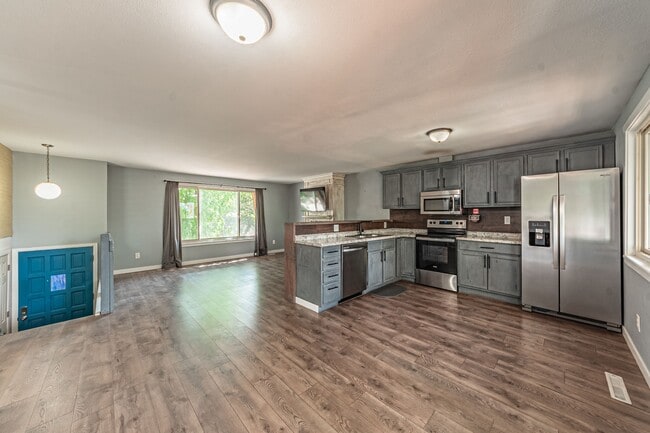 Building Photo - 3375 Montebello Dr W