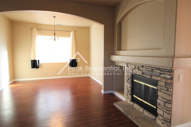 Foto del edificio - Very Nice 4bd/3ba Elk Grove House with 2 C...