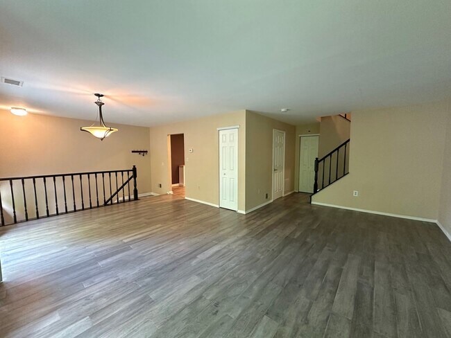 Building Photo - 2 bedrooms, 2.5 bathrooms