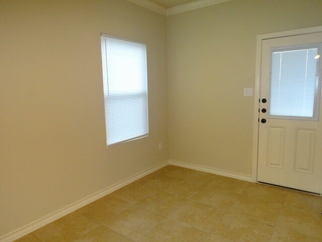 Foto del edificio - 7010 Lakeview Dr.