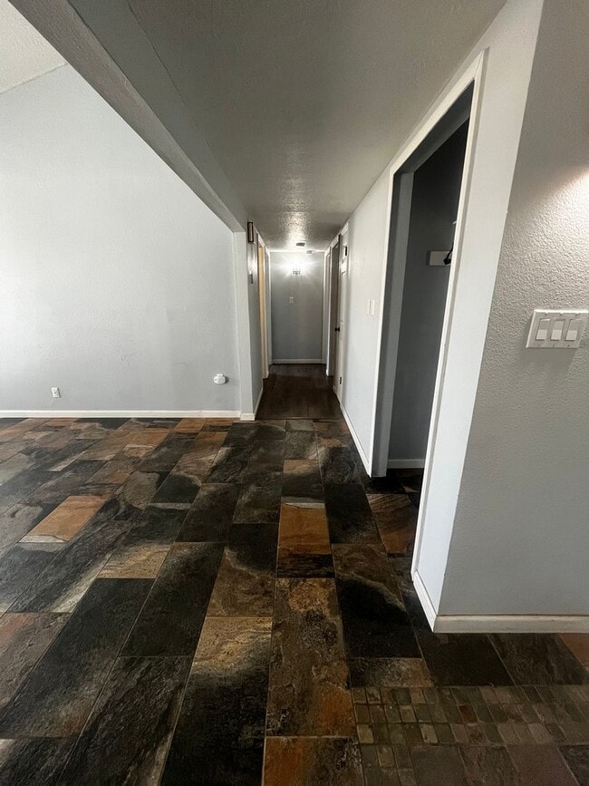 Building Photo - AVAILABLE NOW - 3 Bedroom 2 Bath aprox 140...