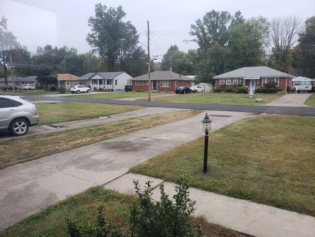 Building Photo - 922 Westview Dr