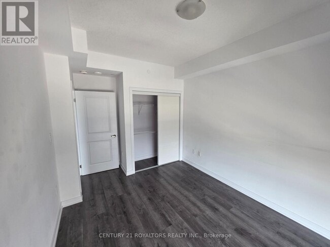 Building Photo - 450-450 Dundas St E