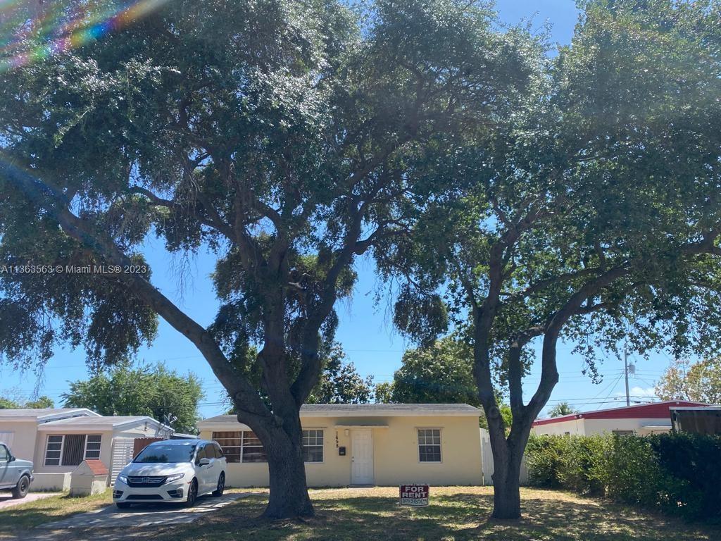 Foto principal - 1658 NE 182nd St