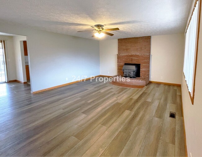 Building Photo - Gladstone Single-Level Home - 3BD I 1.5BA